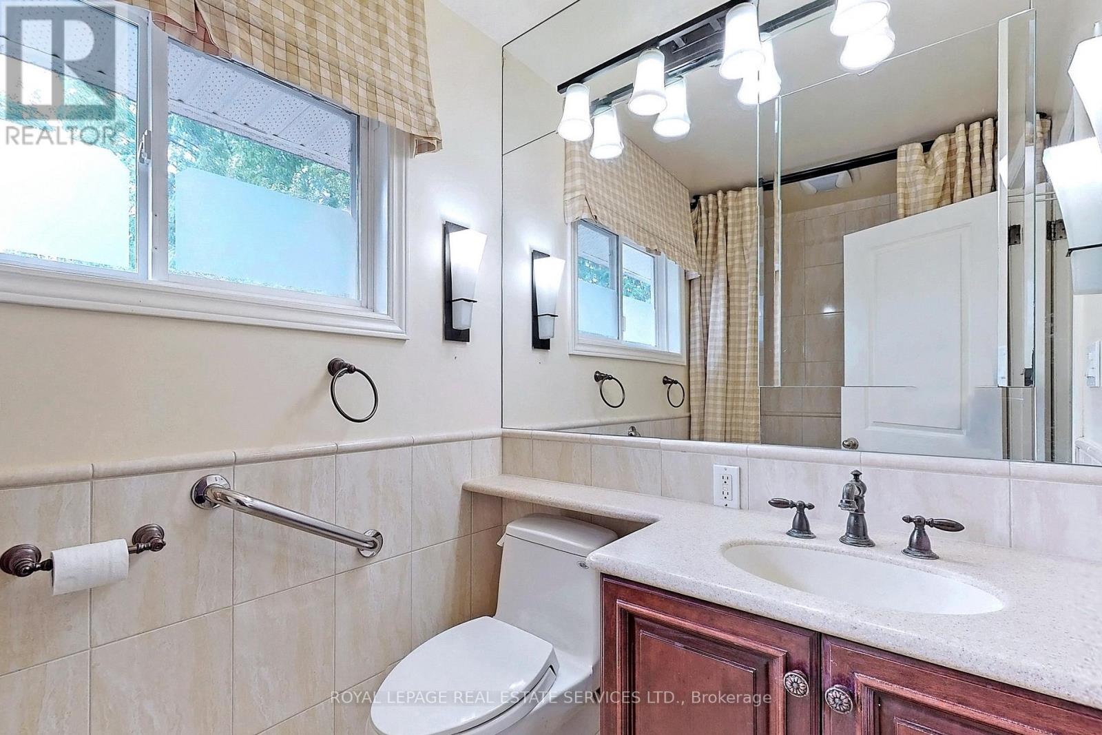 4011 Grapehill Avenue, Burlington, Ontario  L7L 1R1 - Photo 20 - W12456634