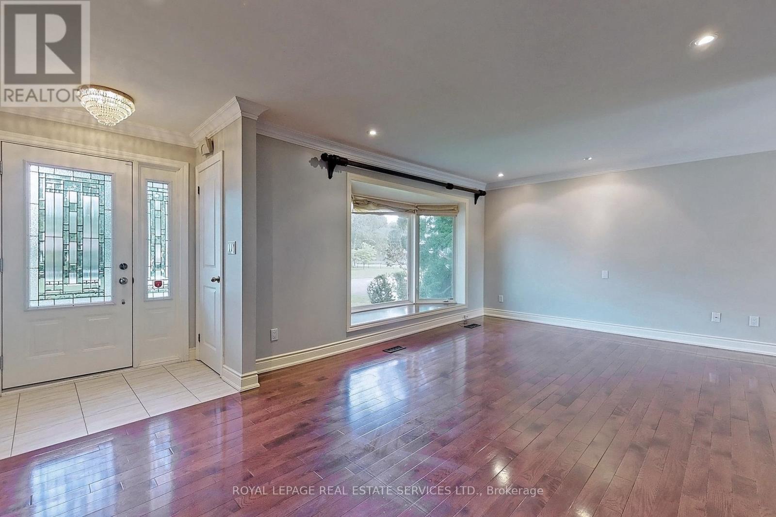 4011 Grapehill Avenue, Burlington, Ontario  L7L 1R1 - Photo 3 - W12456634