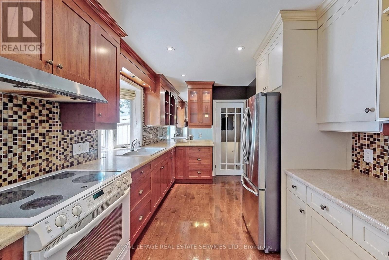 4011 Grapehill Avenue, Burlington, Ontario  L7L 1R1 - Photo 8 - W12456634