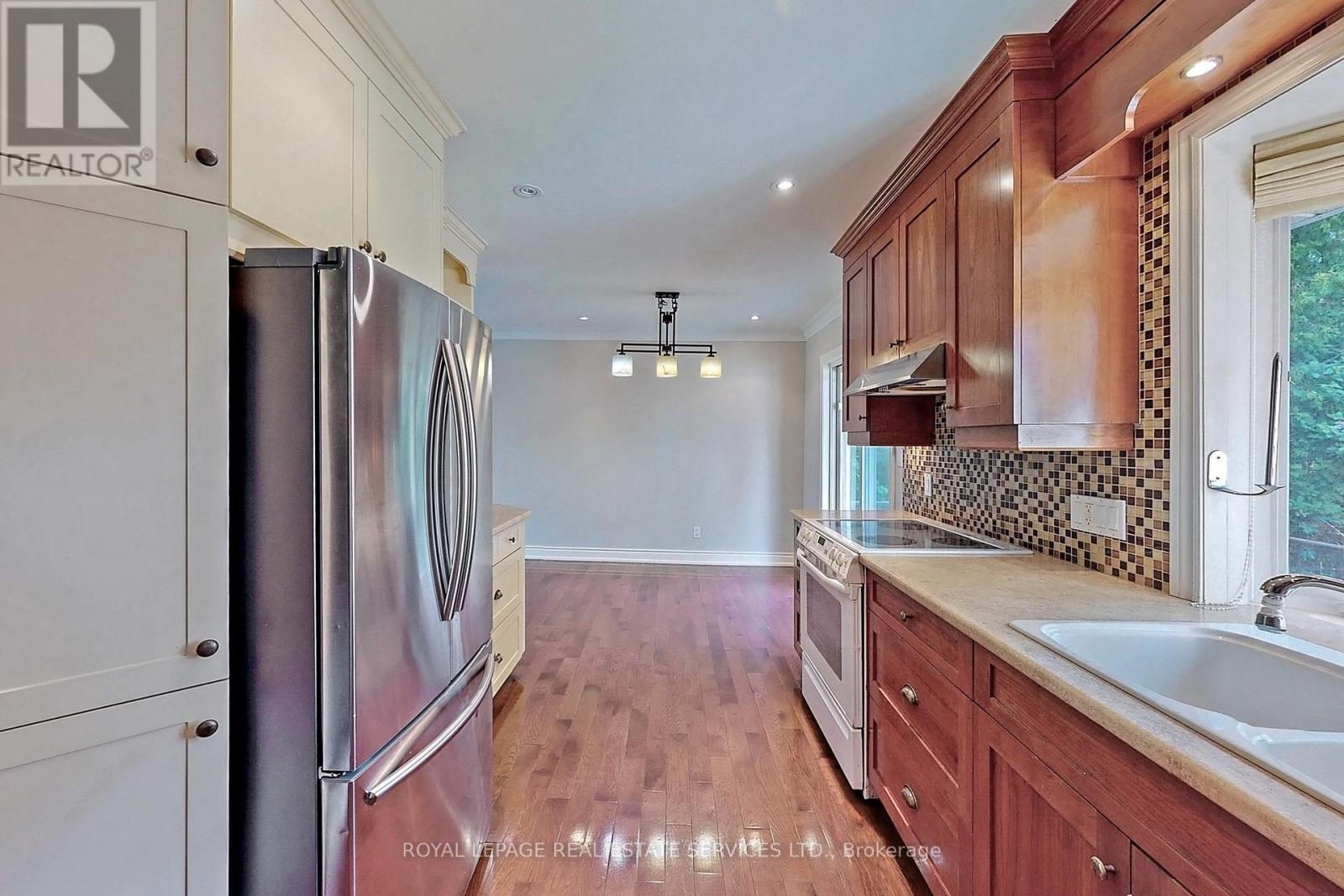 4011 Grapehill Avenue, Burlington, Ontario  L7L 1R1 - Photo 9 - W12456634