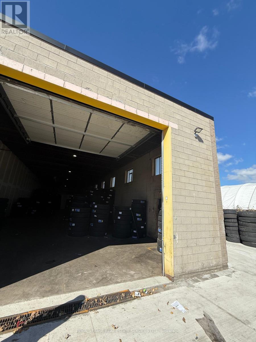 1700 Sismet Road, Mississauga, Ontario  L4W 1R4 - Photo 3 - W12456636