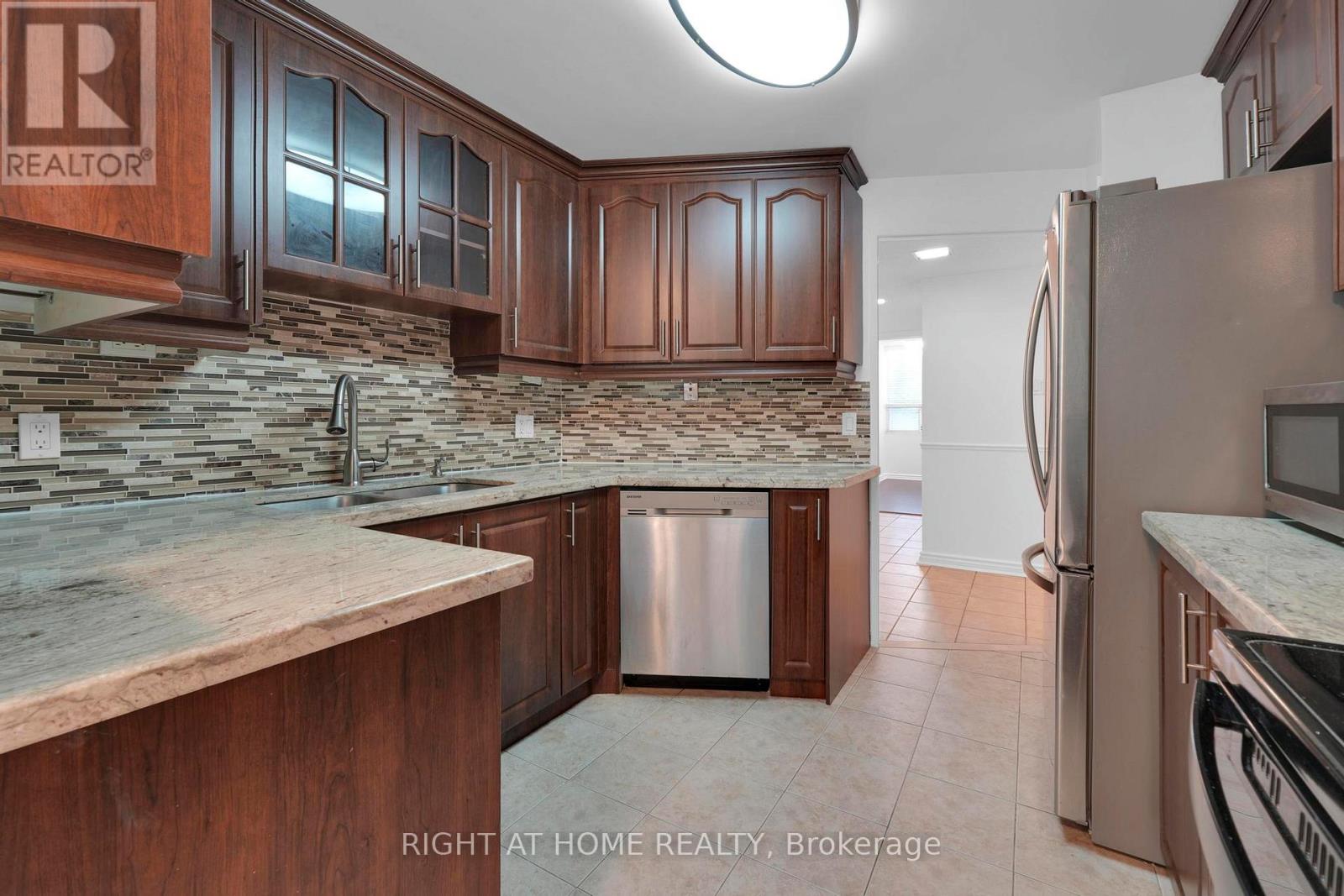 205 - 3650 Kaneff Crescent, Mississauga, Ontario  L5A 4A1 - Photo 10 - W12456647