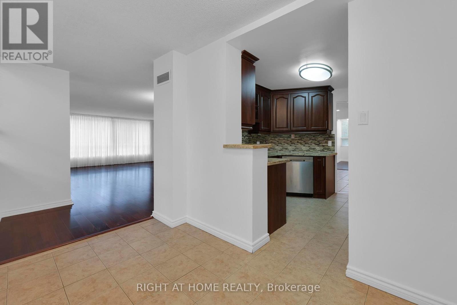 205 - 3650 Kaneff Crescent, Mississauga, Ontario  L5A 4A1 - Photo 14 - W12456647