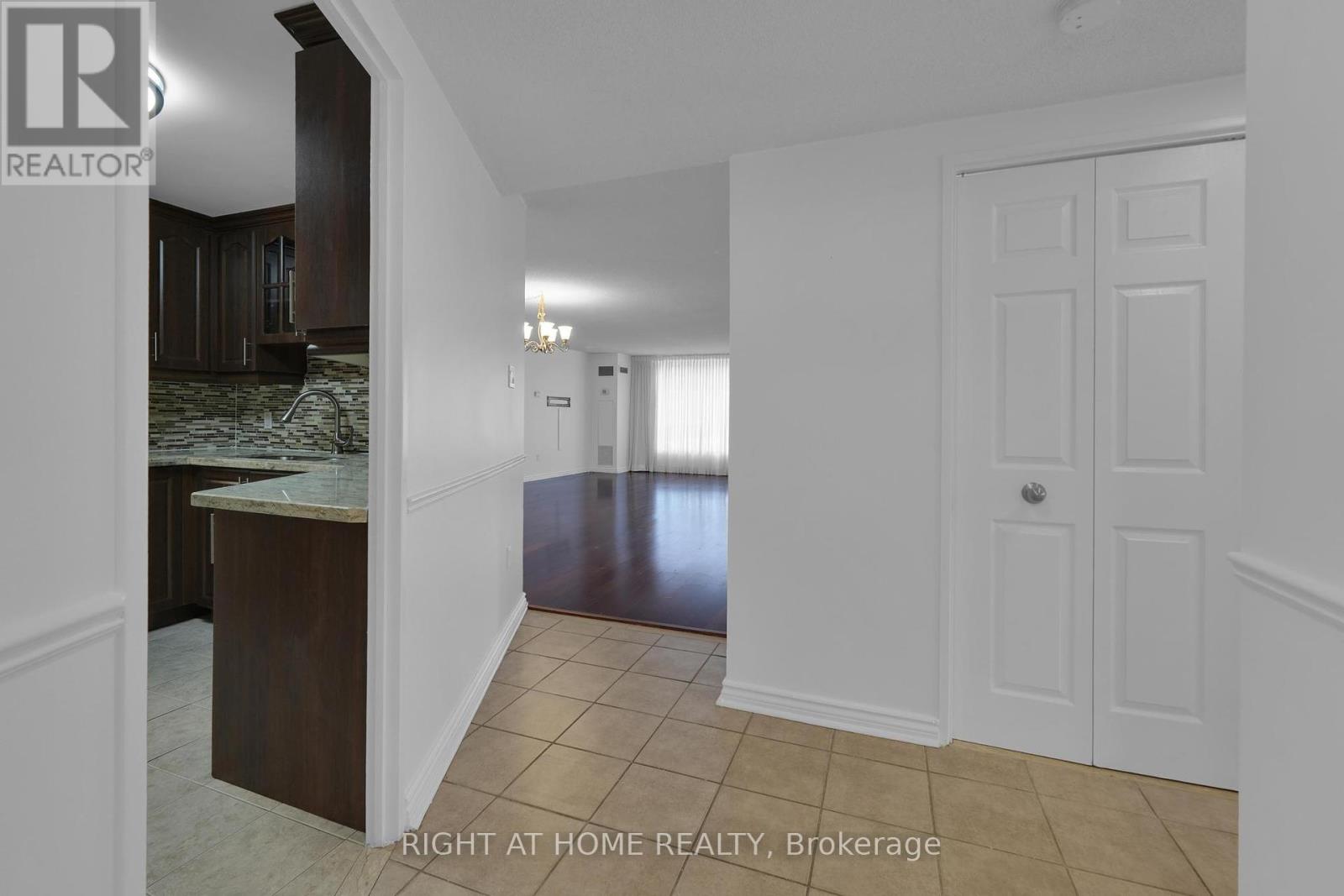 205 - 3650 Kaneff Crescent, Mississauga, Ontario  L5A 4A1 - Photo 5 - W12456647