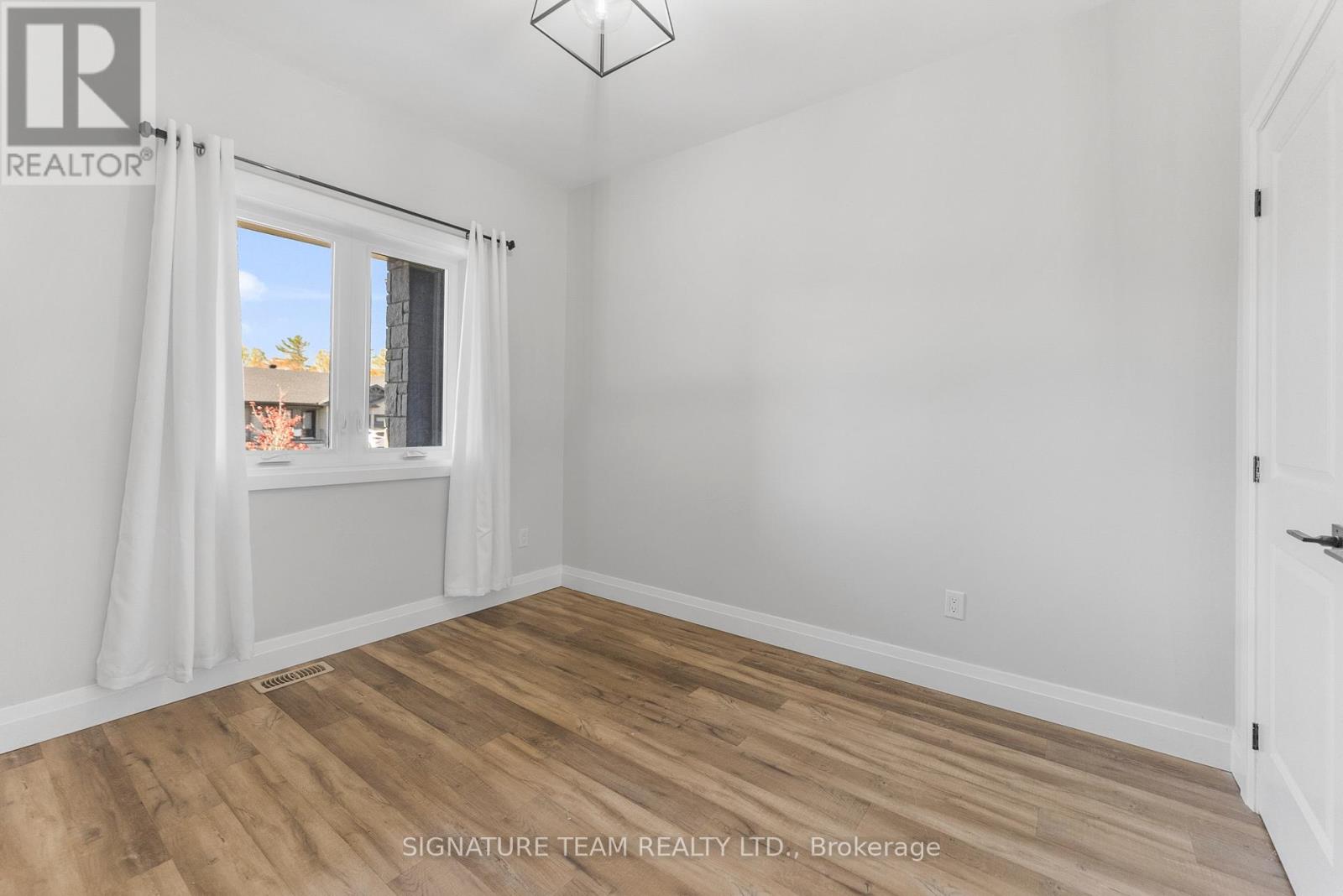 311 Forestview Crescent, Renfrew, Ontario  K7V 0A1 - Photo 7 - X12456715