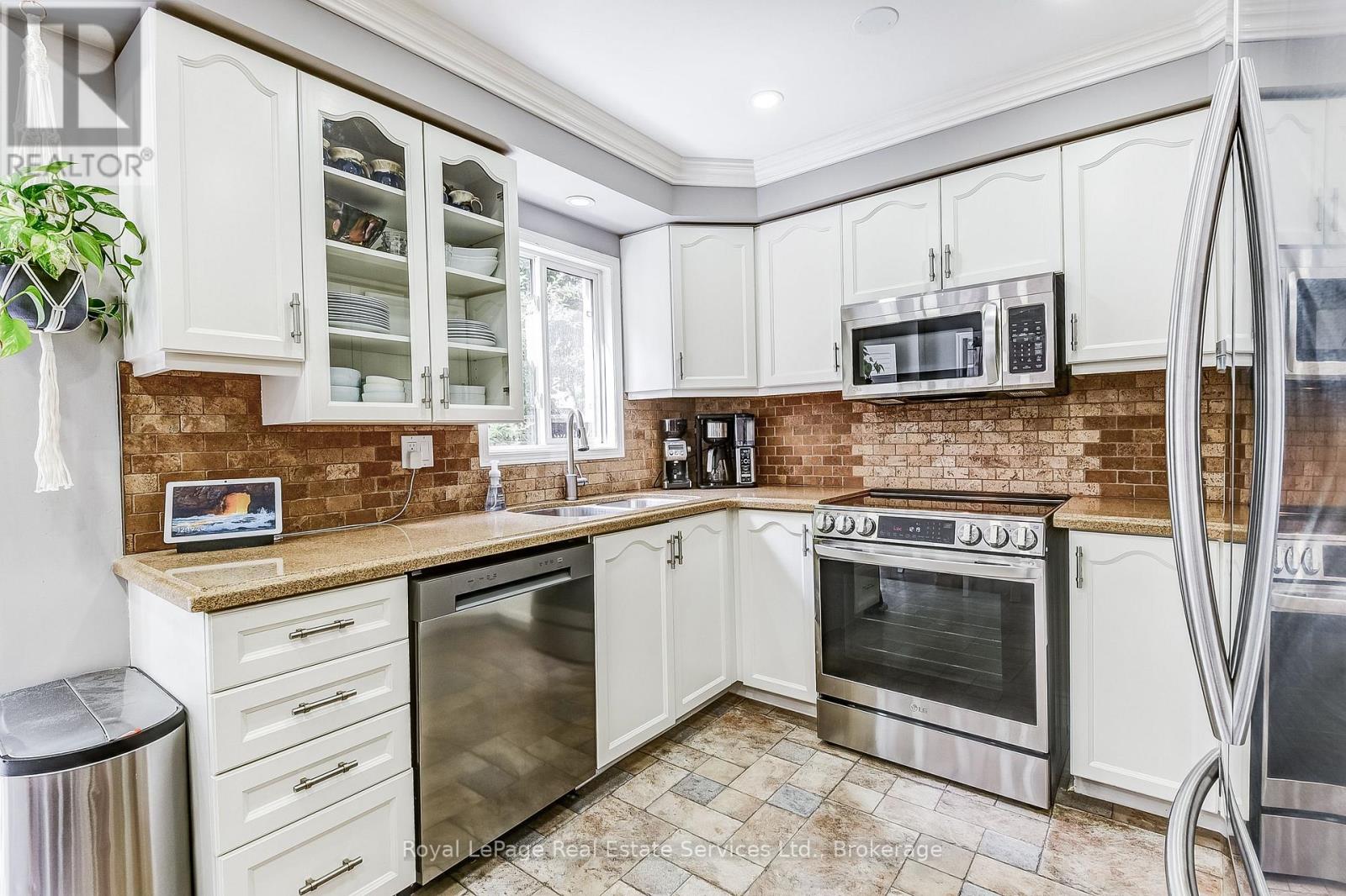 2176 Havenbrook Road, Oakville, Ontario  L6H 3B3 - Photo 10 - W12456680