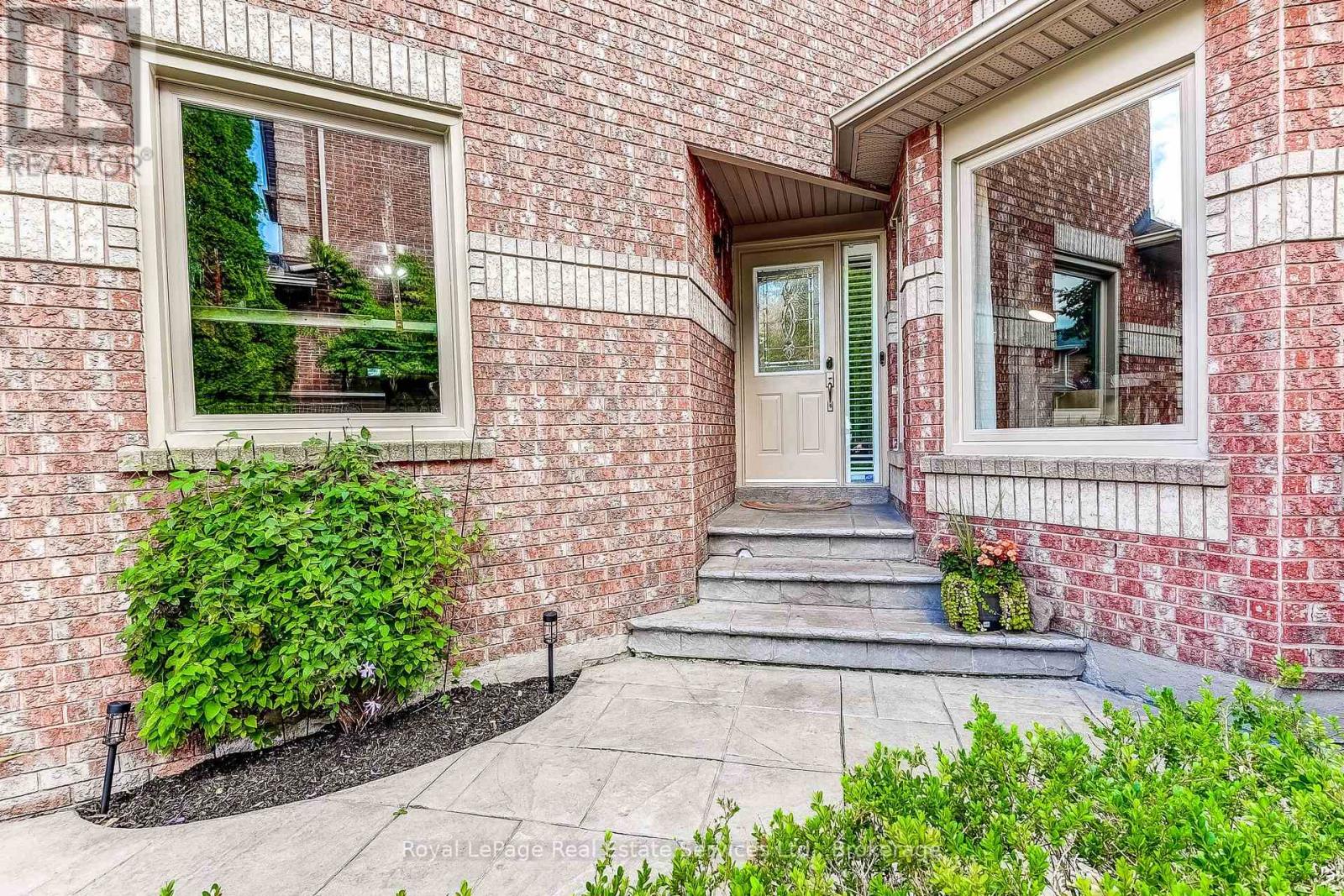 2176 Havenbrook Road, Oakville, Ontario  L6H 3B3 - Photo 3 - W12456680