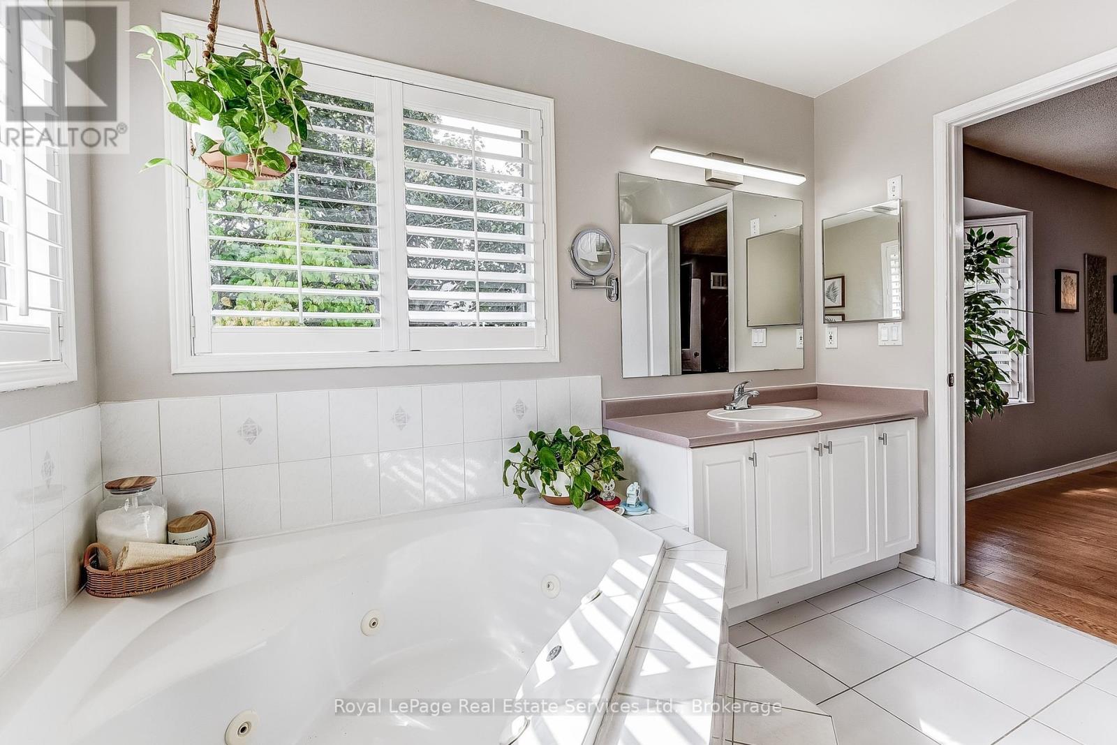 2176 Havenbrook Road, Oakville, Ontario  L6H 3B3 - Photo 32 - W12456680