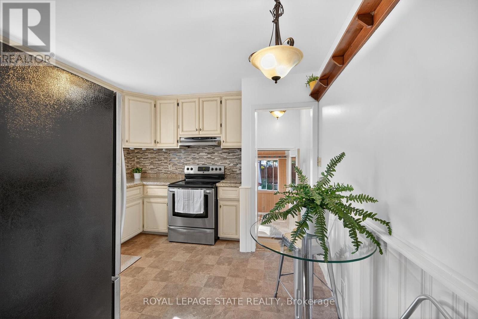 238 East 43rd Street, Hamilton (Hampton Heights), Ontario  L8T 3C5 - Photo 11 - X12456555