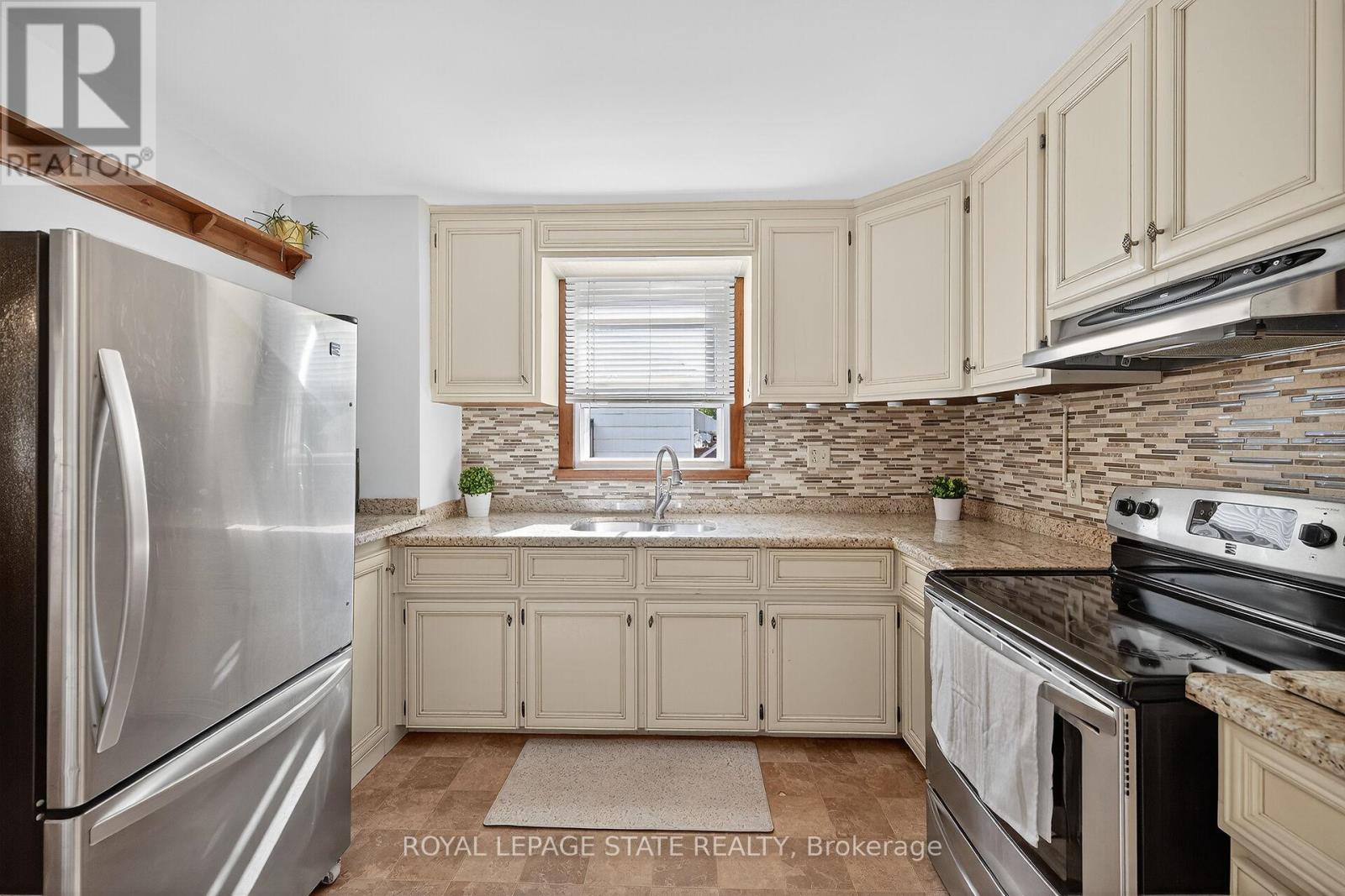 238 East 43rd Street, Hamilton (Hampton Heights), Ontario  L8T 3C5 - Photo 12 - X12456555