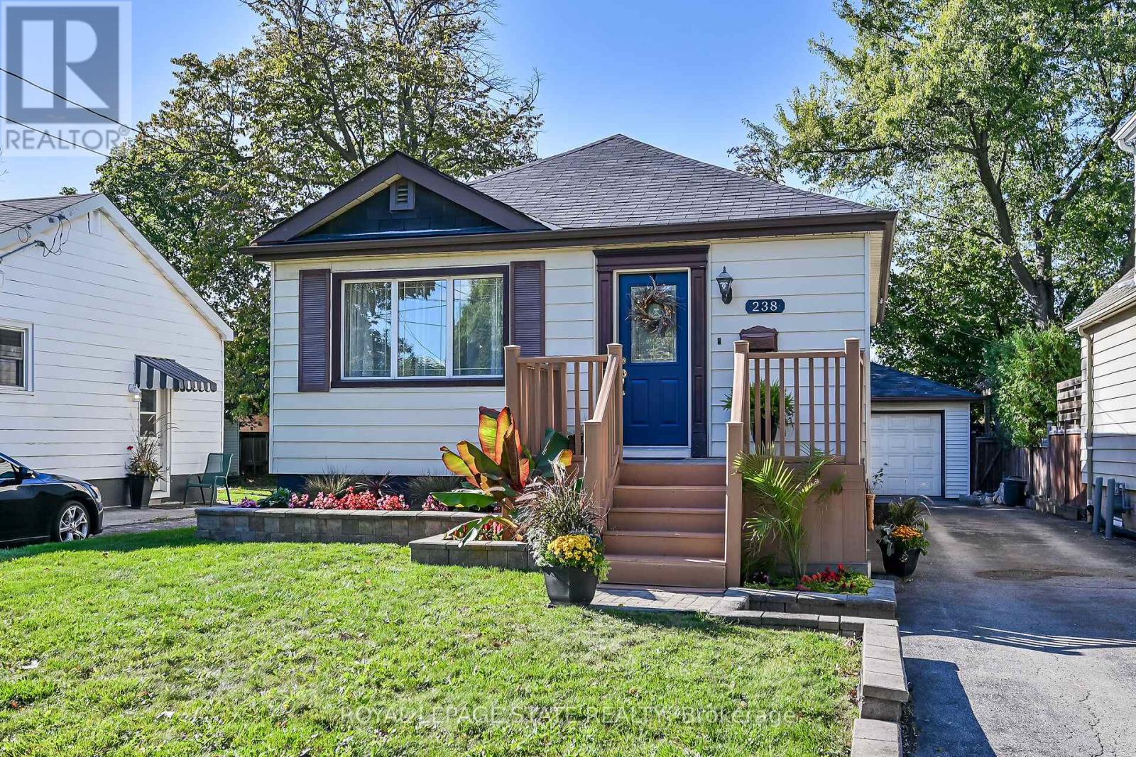 238 East 43rd Street, Hamilton (Hampton Heights), Ontario  L8T 3C5 - Photo 2 - X12456555