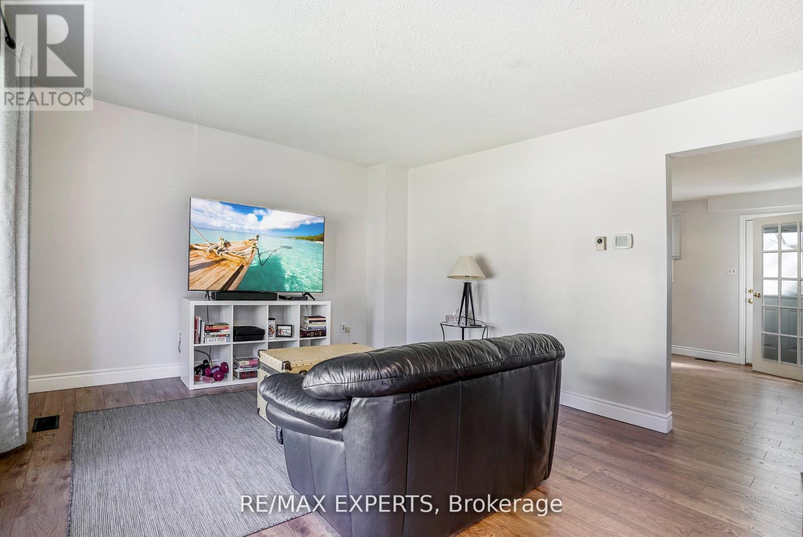 238 Lawnhurst Court, Hamilton (Lawfield), Ontario  L8V 4R4 - Photo 4 - X12456606