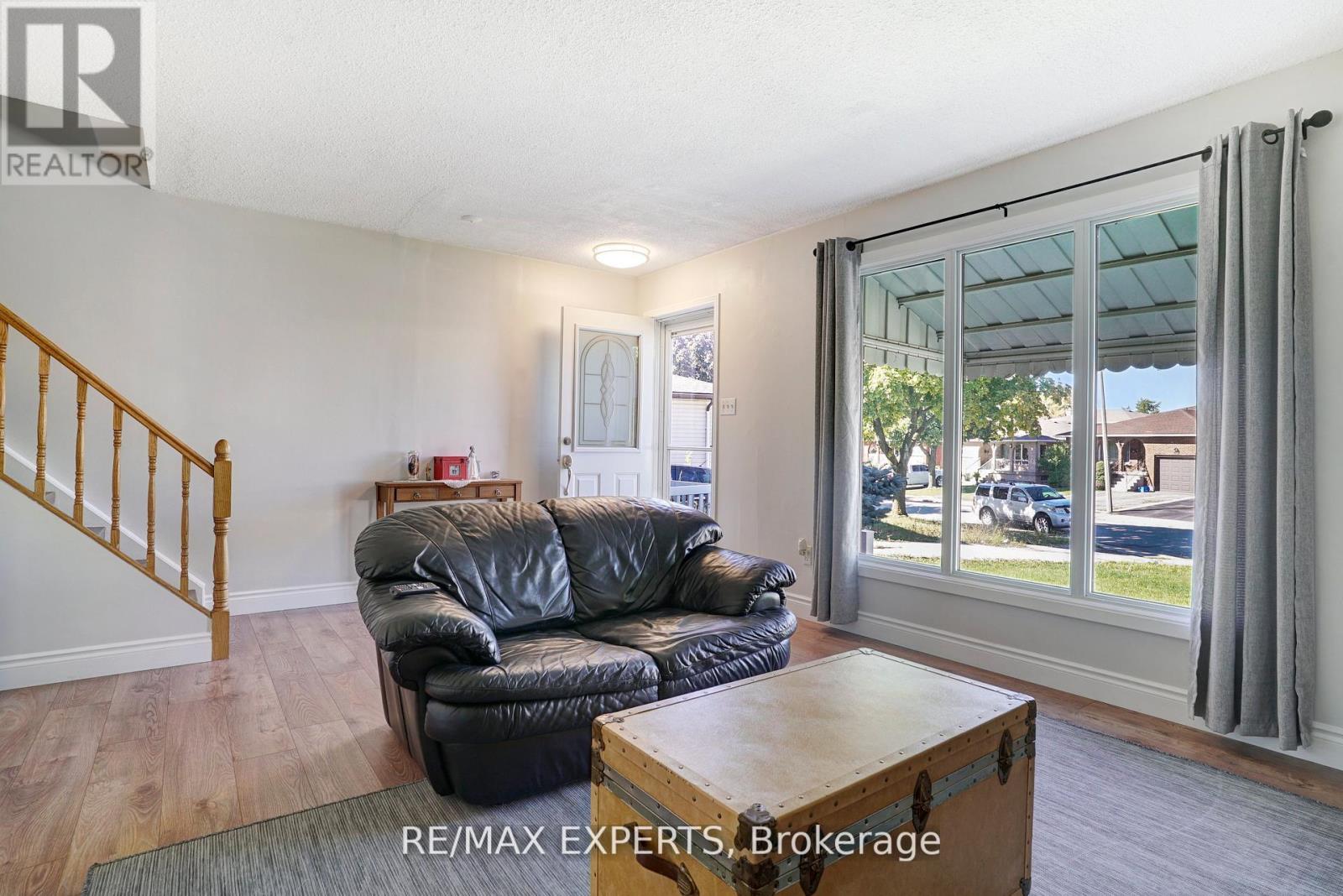 238 Lawnhurst Court, Hamilton (Lawfield), Ontario  L8V 4R4 - Photo 5 - X12456606