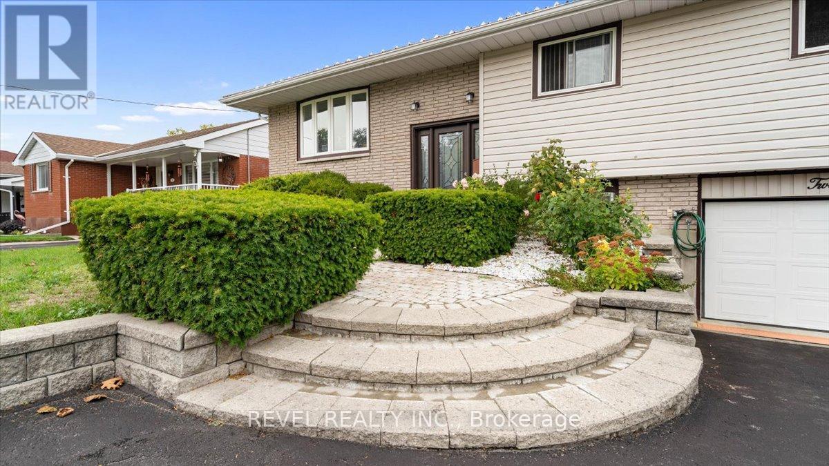 12 Chown Crescent, Belleville (Belleville Ward), Ontario  K8P 4P9 - Photo 2 - X12456619