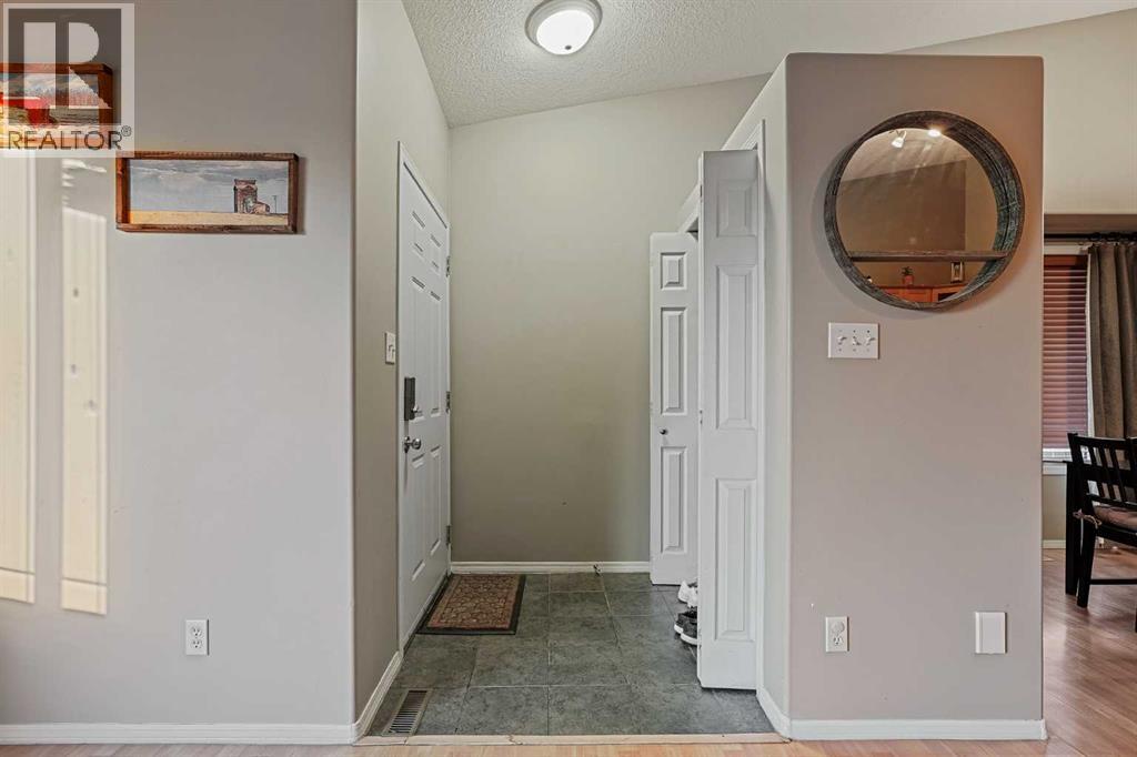 24 Blackfoot Court W, Lethbridge, Alberta  T1K 7P5 - Photo 3 - A2262804