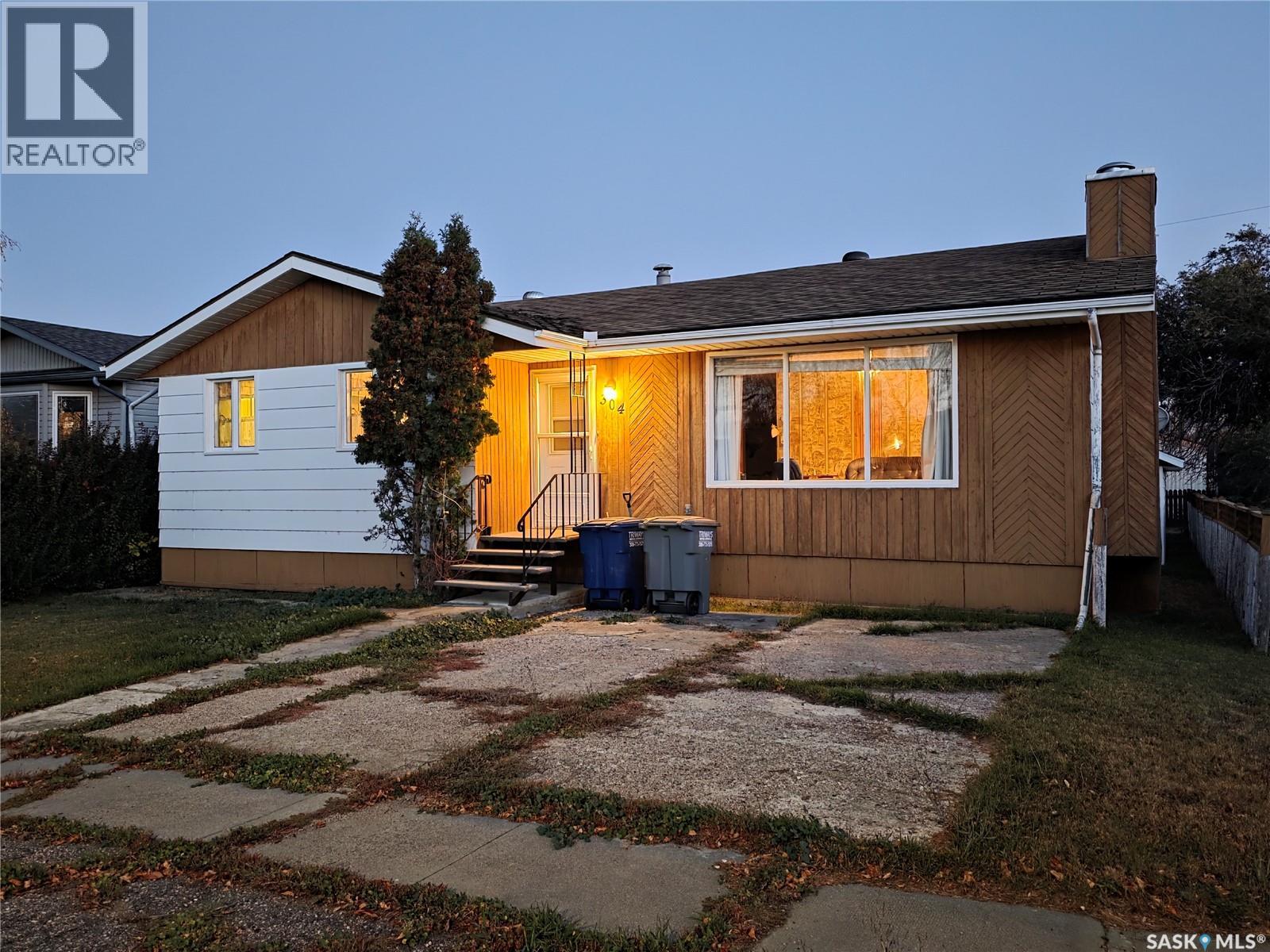 304 3rd STREET N, Cabri, Saskatchewan