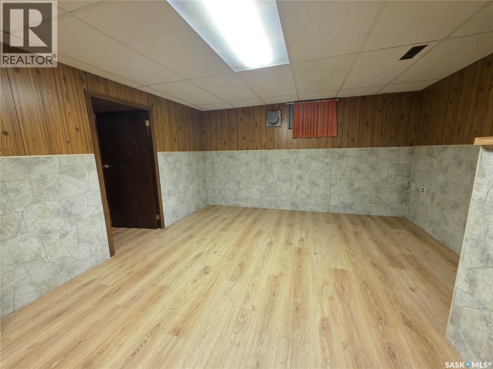 304 3rd Street N, Cabri, Saskatchewan  S0N 0J0 - Photo 19 - SK020626