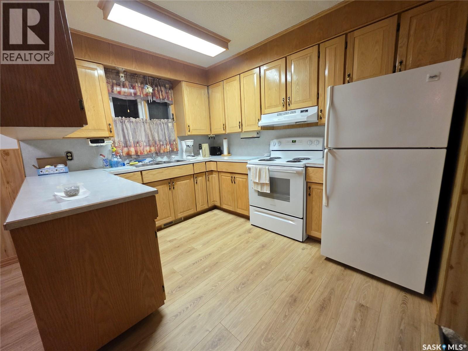 304 3rd Street N, Cabri, Saskatchewan  S0N 0J0 - Photo 2 - SK020626