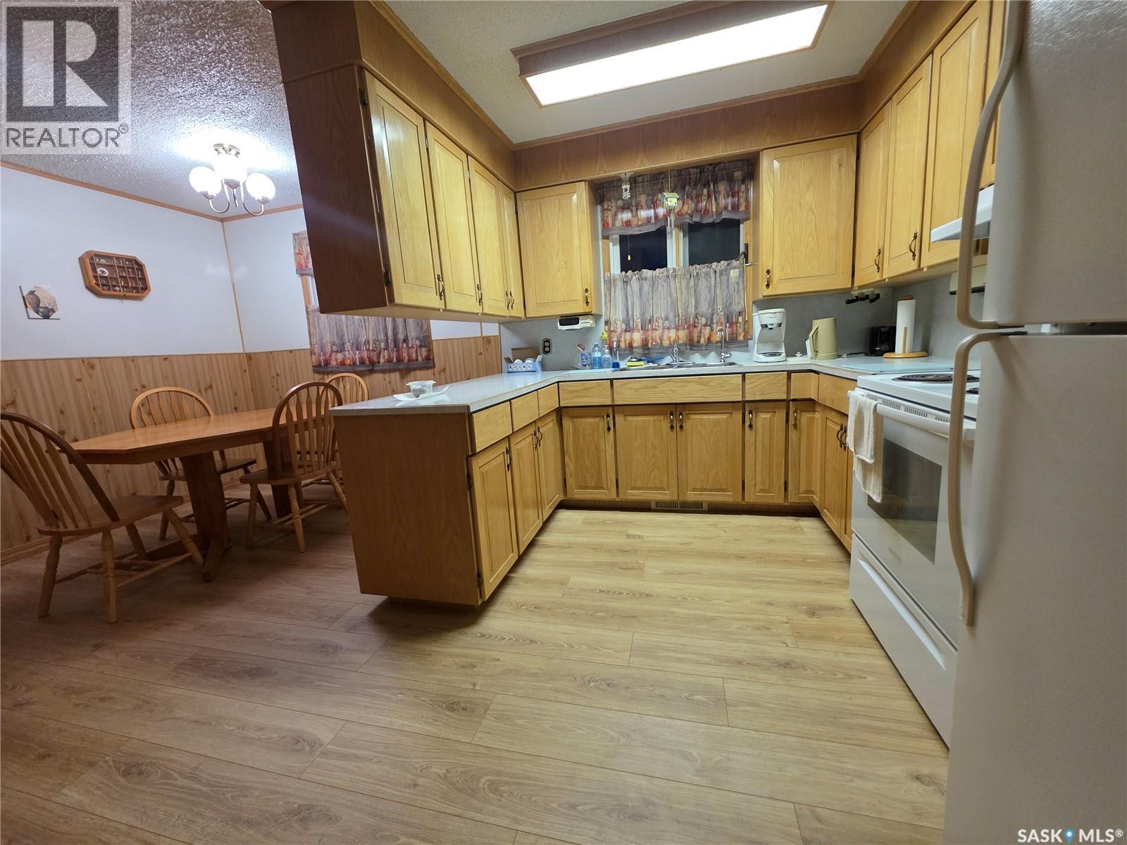 304 3rd Street N, Cabri, Saskatchewan  S0N 0J0 - Photo 3 - SK020626