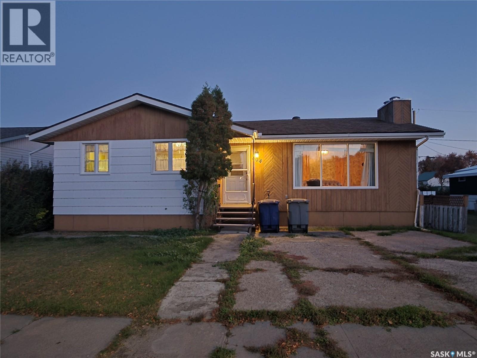 304 3rd Street N, Cabri, Saskatchewan  S0N 0J0 - Photo 30 - SK020626