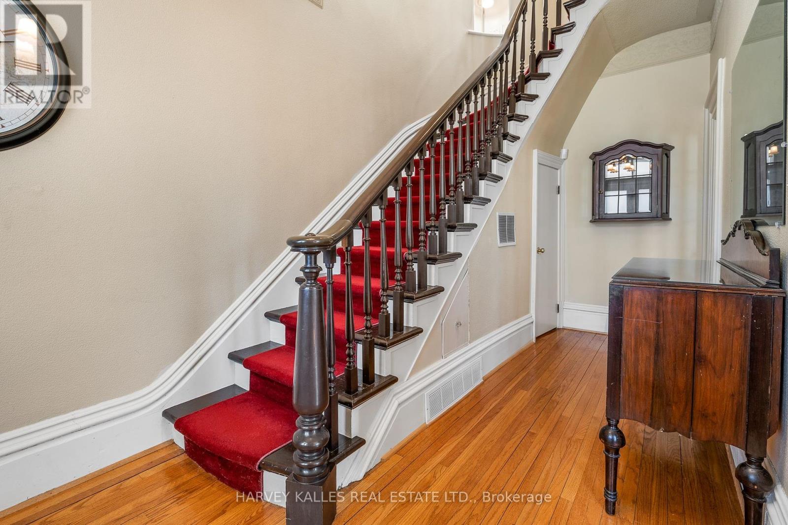 18 Centre Street, Prince Edward County, Ontario K0K 2T0 - Photo 6 - X12456770