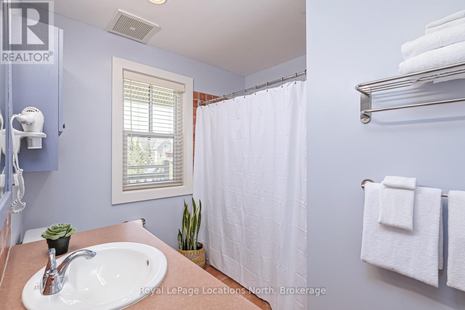 221 - 125 Fairway Court, Blue Mountains, Ontario  L9Y 0P8 - Photo 14 - X12456782