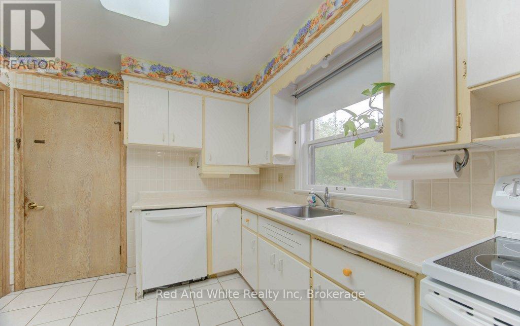 155 Elgin Crescent, Waterloo, Ontario  N2J 2S7 - Photo 10 - X12456814