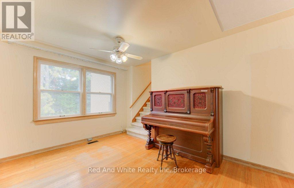 155 Elgin Crescent, Waterloo, Ontario  N2J 2S7 - Photo 11 - X12456814