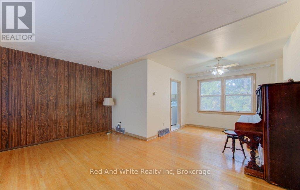 155 Elgin Crescent, Waterloo, Ontario  N2J 2S7 - Photo 13 - X12456814