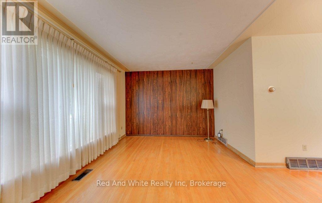 155 Elgin Crescent, Waterloo, Ontario  N2J 2S7 - Photo 14 - X12456814