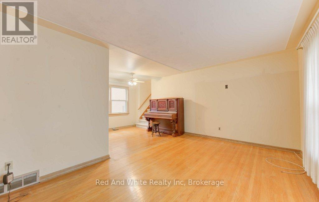 155 Elgin Crescent, Waterloo, Ontario  N2J 2S7 - Photo 15 - X12456814