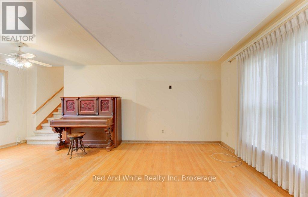 155 Elgin Crescent, Waterloo, Ontario  N2J 2S7 - Photo 16 - X12456814