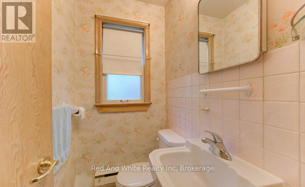 155 Elgin Crescent, Waterloo, Ontario  N2J 2S7 - Photo 17 - X12456814