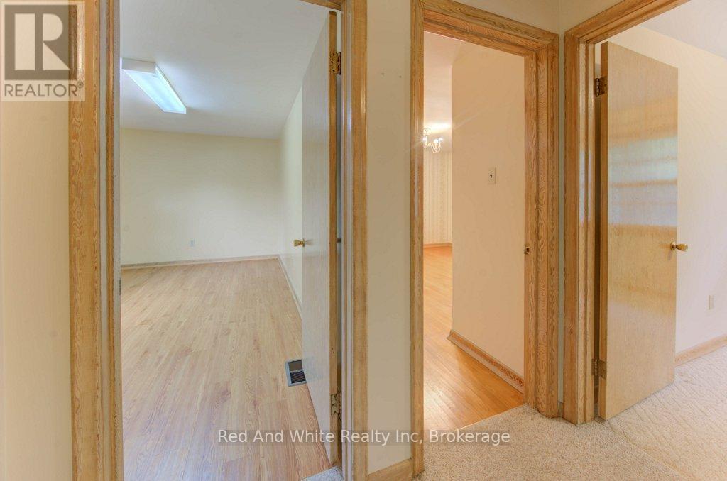 155 Elgin Crescent, Waterloo, Ontario  N2J 2S7 - Photo 18 - X12456814