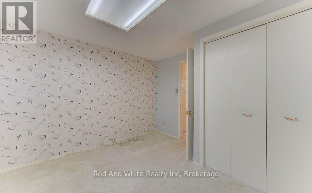 155 Elgin Crescent, Waterloo, Ontario  N2J 2S7 - Photo 23 - X12456814