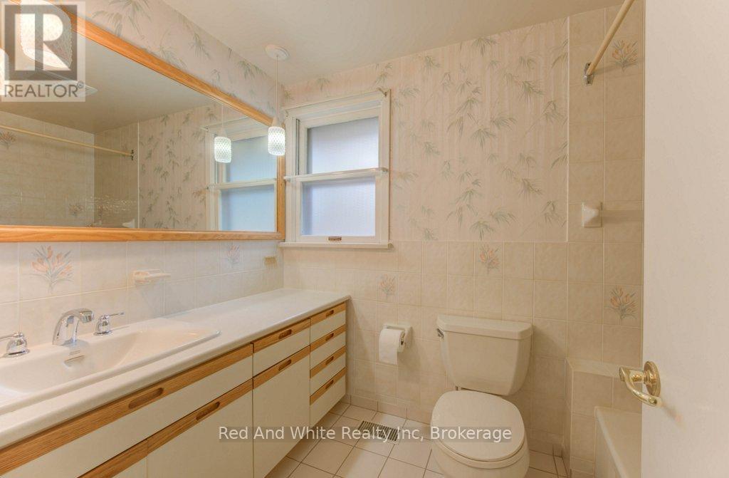 155 Elgin Crescent, Waterloo, Ontario  N2J 2S7 - Photo 24 - X12456814