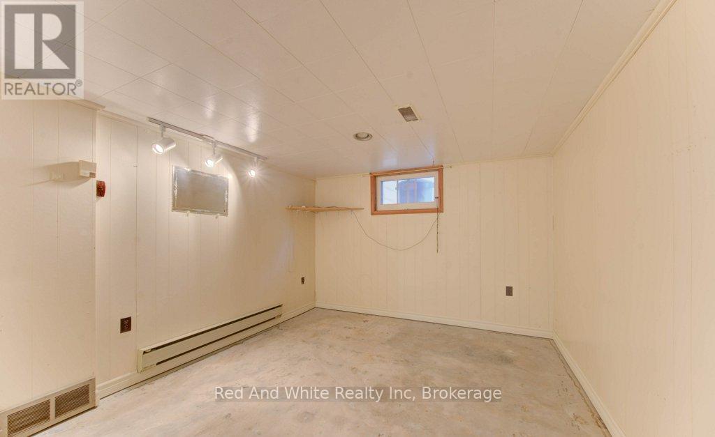 155 Elgin Crescent, Waterloo, Ontario  N2J 2S7 - Photo 26 - X12456814