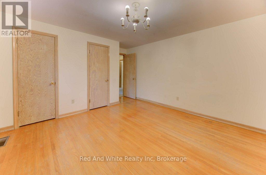 155 Elgin Crescent, Waterloo, Ontario  N2J 2S7 - Photo 33 - X12456814