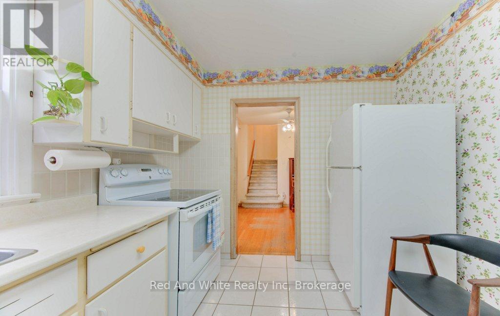 155 Elgin Crescent, Waterloo, Ontario  N2J 2S7 - Photo 6 - X12456814
