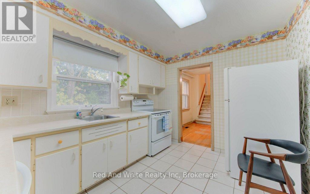 155 Elgin Crescent, Waterloo, Ontario  N2J 2S7 - Photo 7 - X12456814