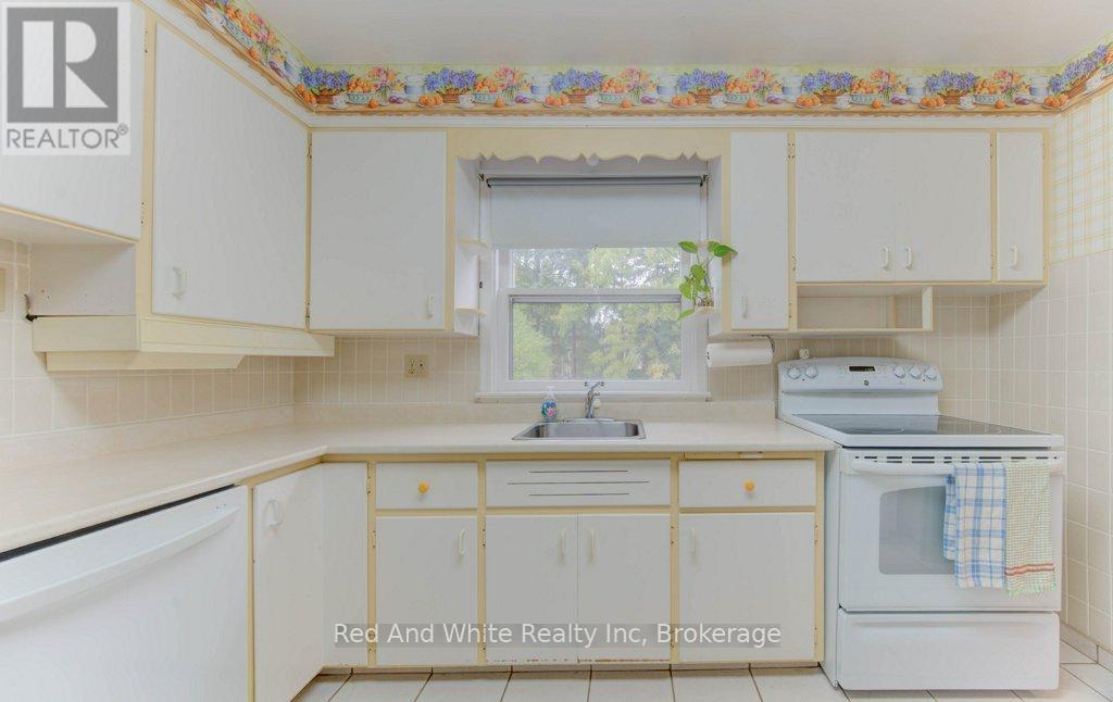 155 Elgin Crescent, Waterloo, Ontario  N2J 2S7 - Photo 8 - X12456814