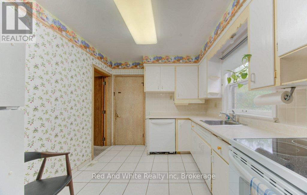 155 Elgin Crescent, Waterloo, Ontario  N2J 2S7 - Photo 9 - X12456814