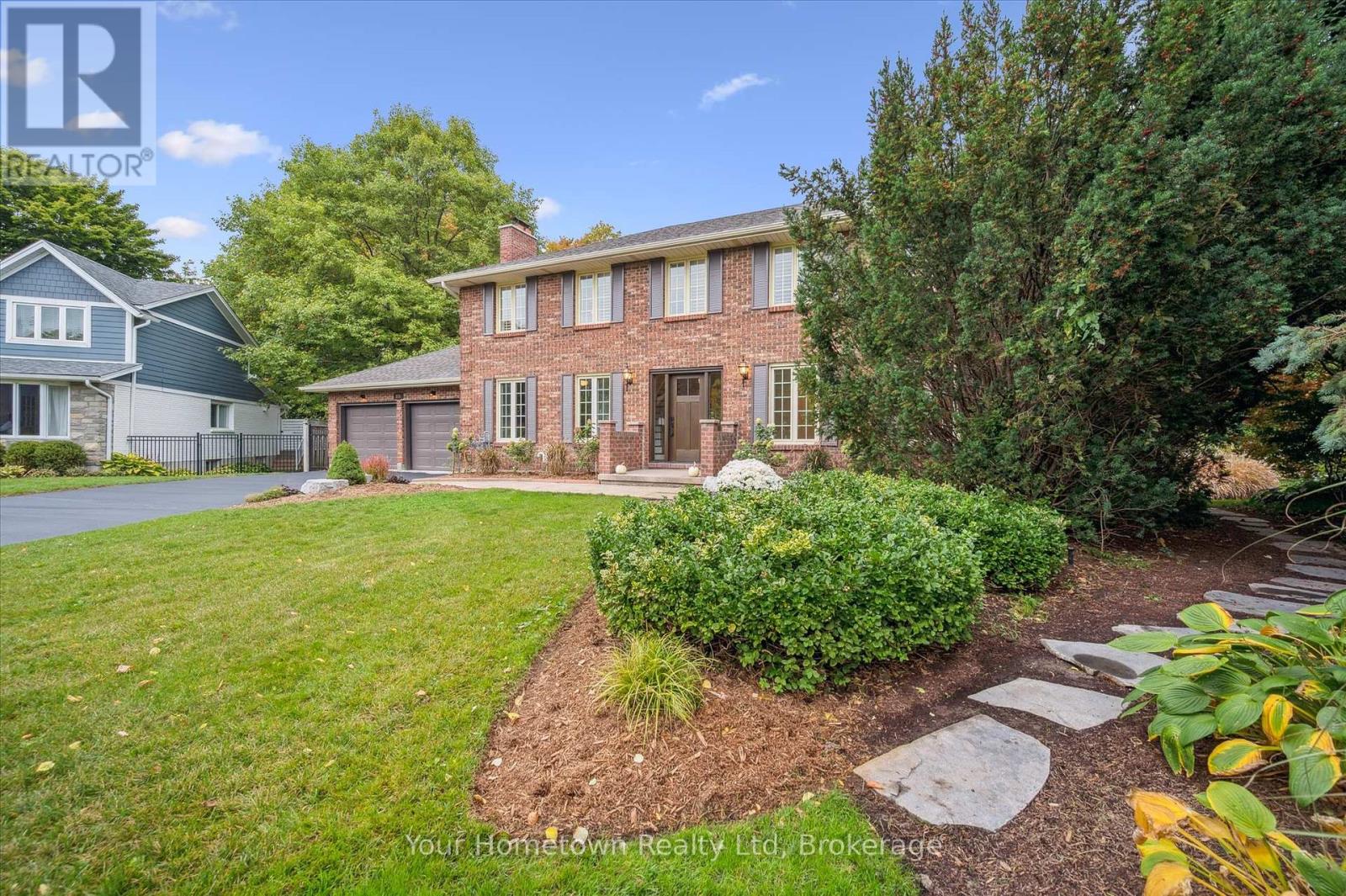 111 Thorndale Place, Waterloo, Ontario  N2L 5Y8 - Photo 3 - X12456824