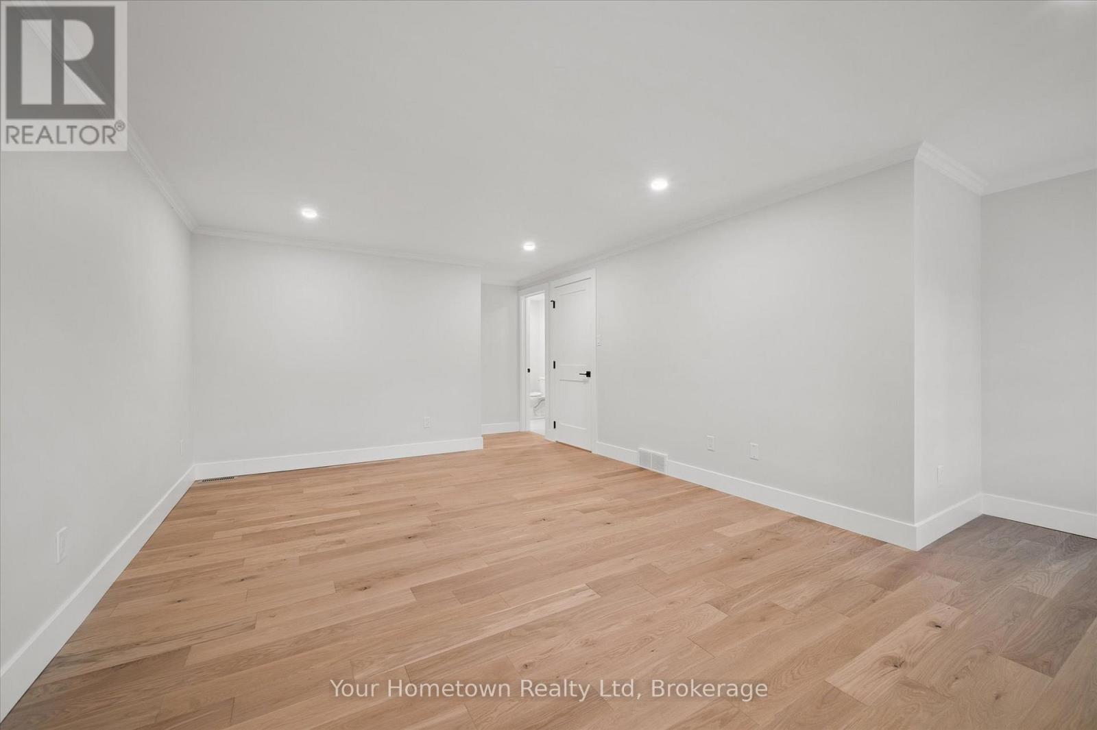 111 Thorndale Place, Waterloo, Ontario  N2L 5Y8 - Photo 30 - X12456824