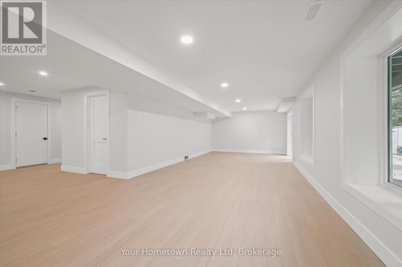 111 Thorndale Place, Waterloo, Ontario  N2L 5Y8 - Photo 35 - X12456824