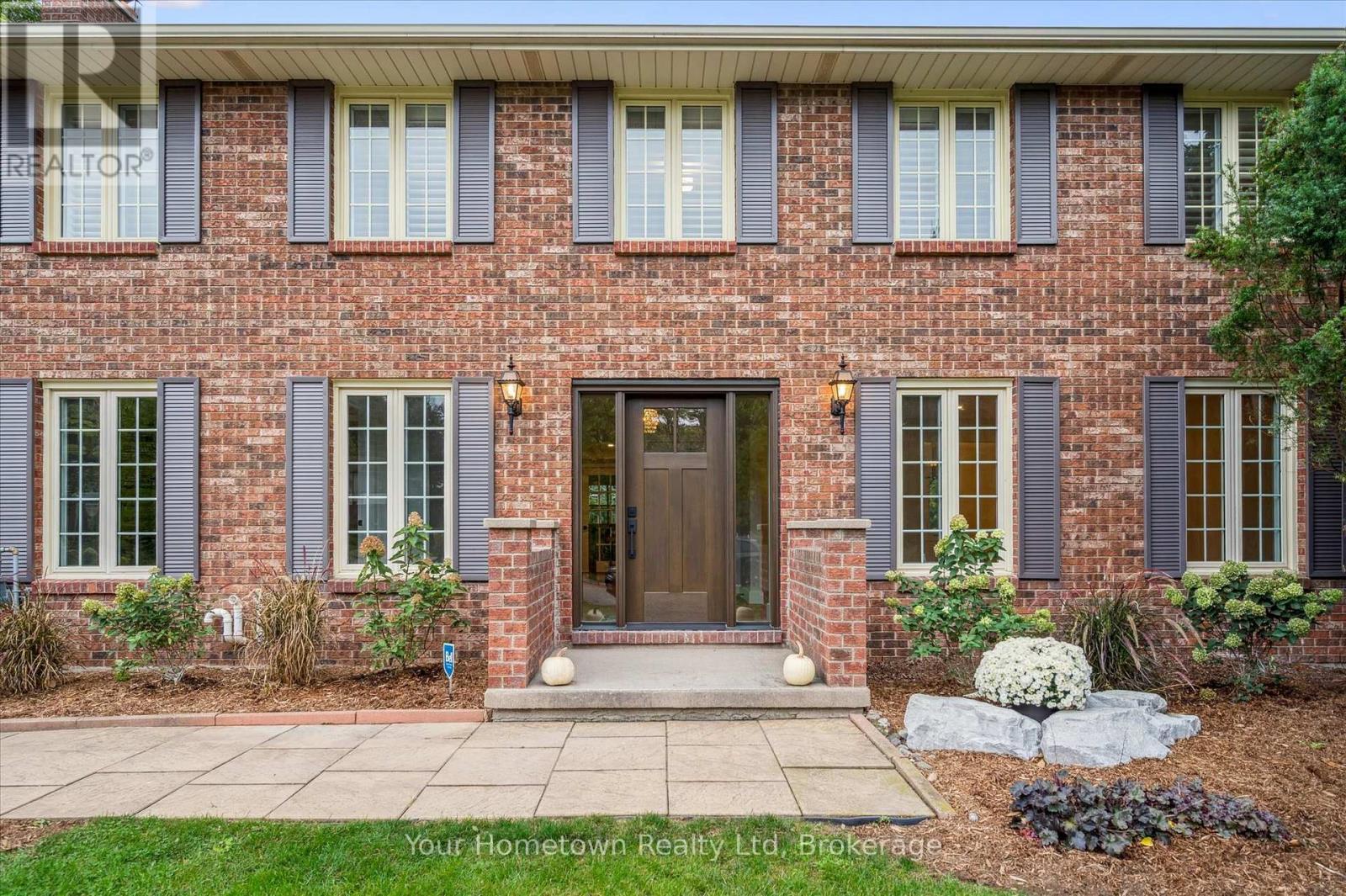 111 Thorndale Place, Waterloo, Ontario  N2L 5Y8 - Photo 4 - X12456824