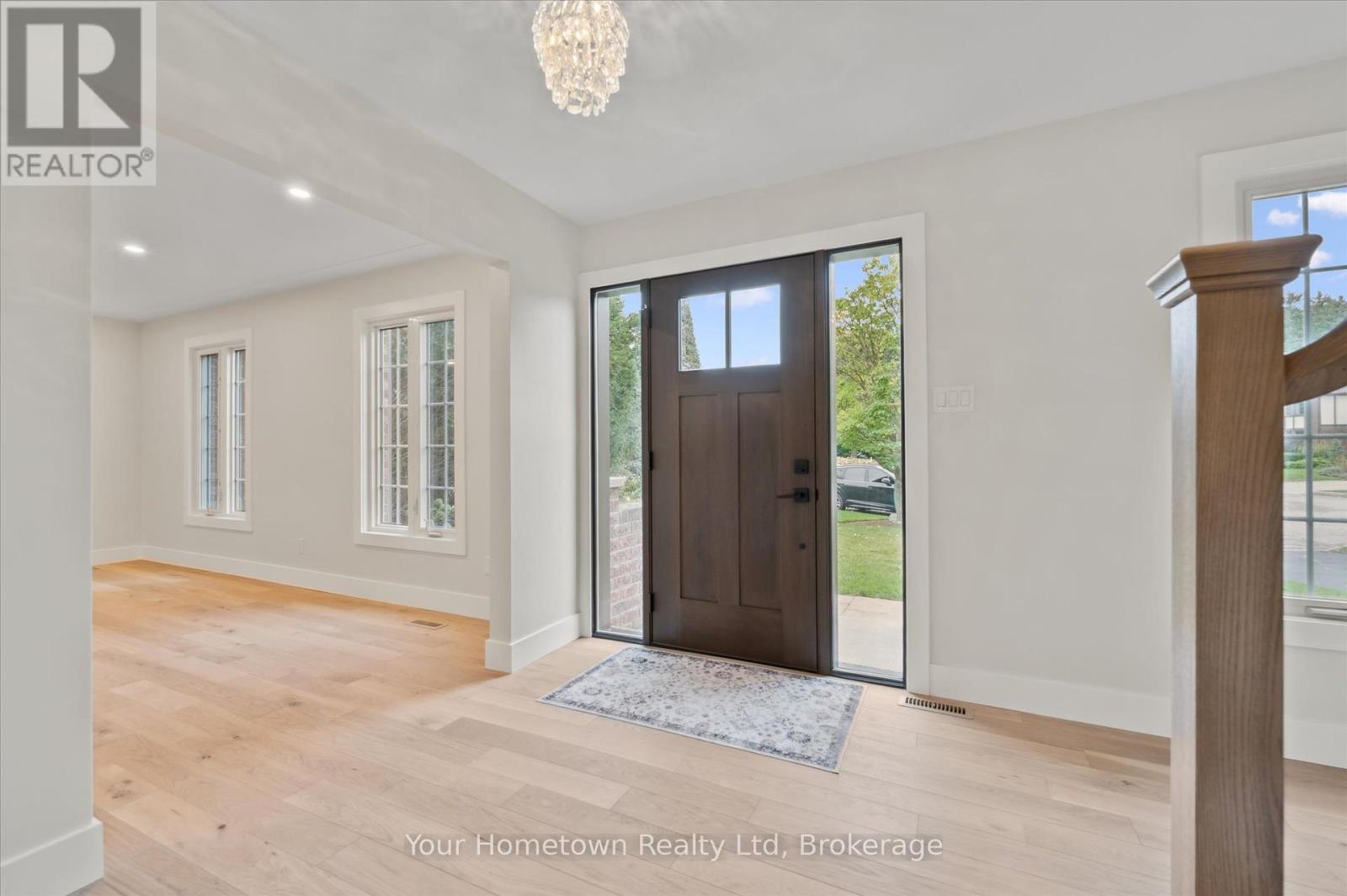 111 Thorndale Place, Waterloo, Ontario  N2L 5Y8 - Photo 5 - X12456824