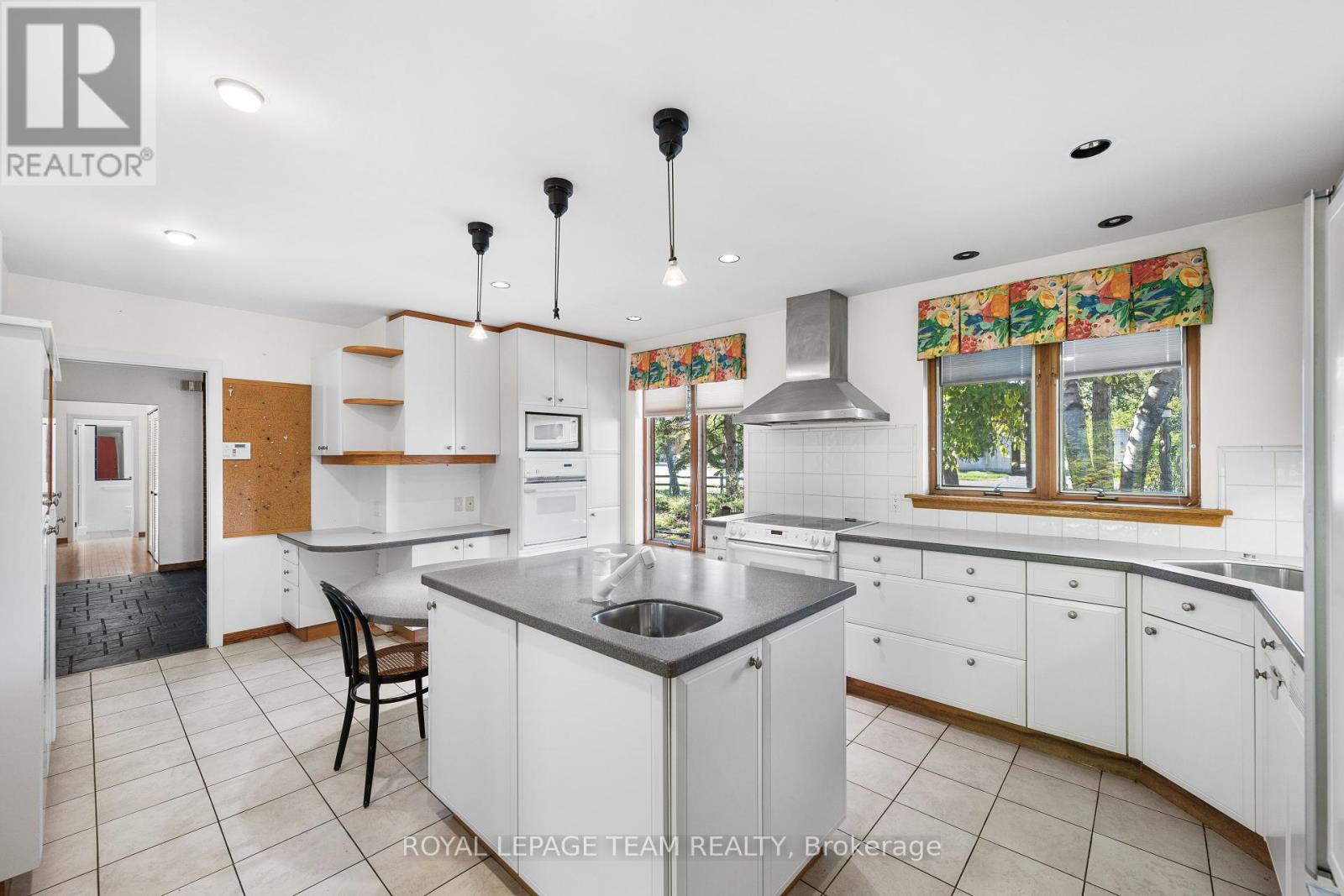 1495 Prince Of Wales Drive, Ottawa, Ontario  K2C 1N8 - Photo 9 - X12456780