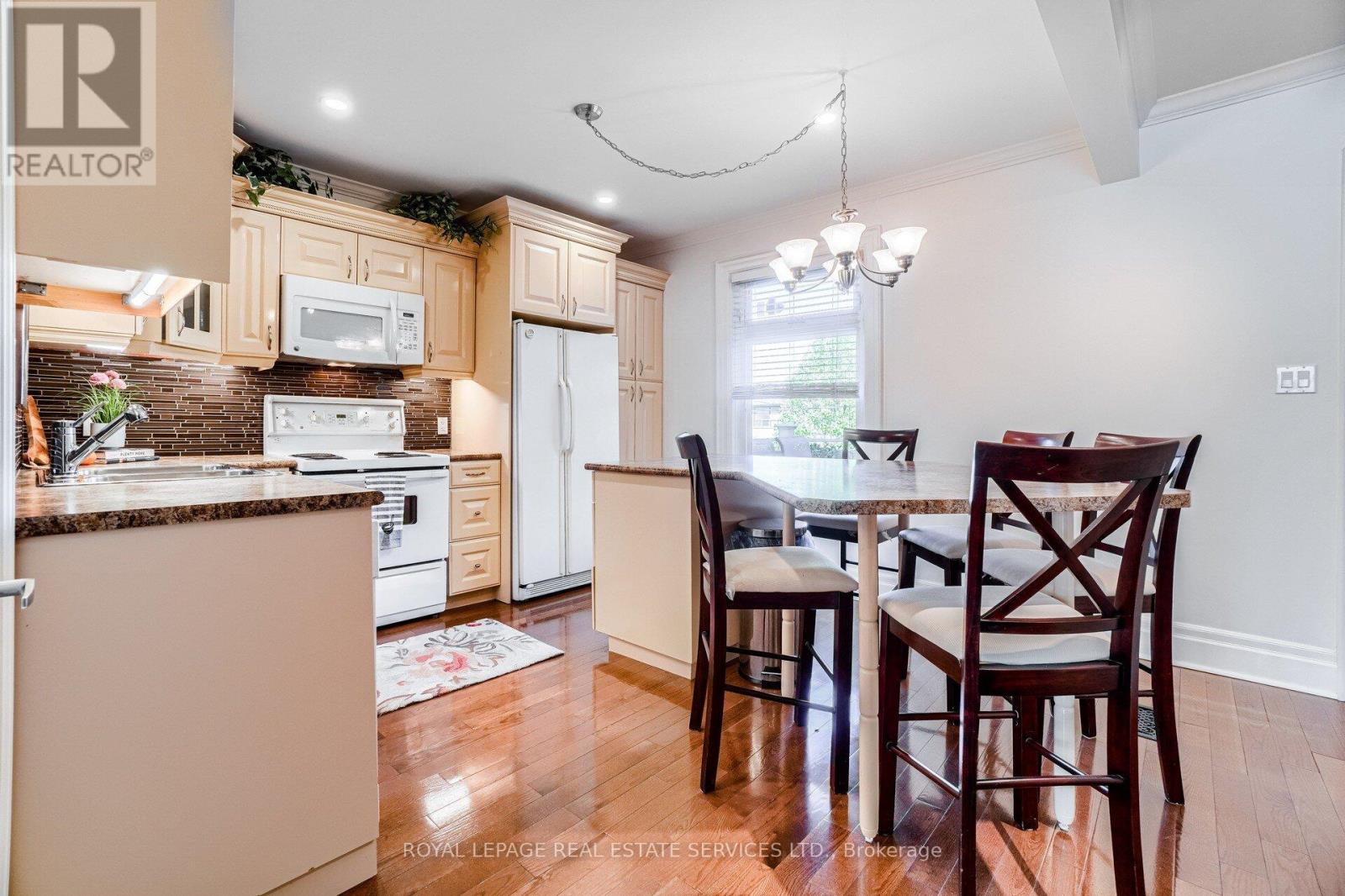 Upper - 117 St Johns Road, Toronto, Ontario  M6P 1V1 - Photo 12 - W12456449