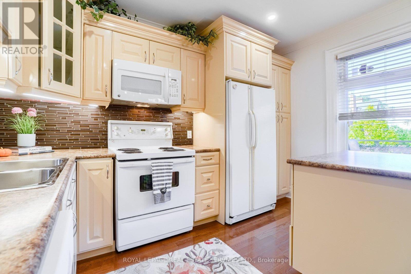 Upper - 117 St Johns Road, Toronto, Ontario  M6P 1V1 - Photo 15 - W12456449